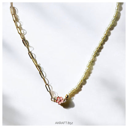 Chic Clip Chain Millet Pearl Flower Choker