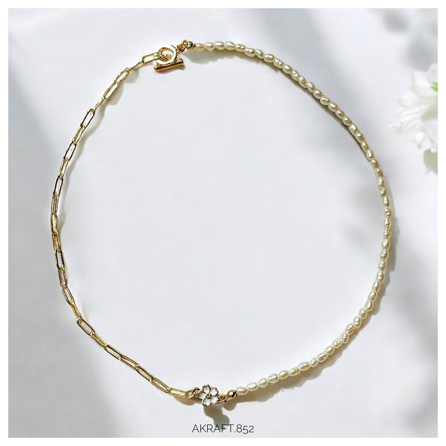 Chic Clip Chain Millet Pearl Flower Choker