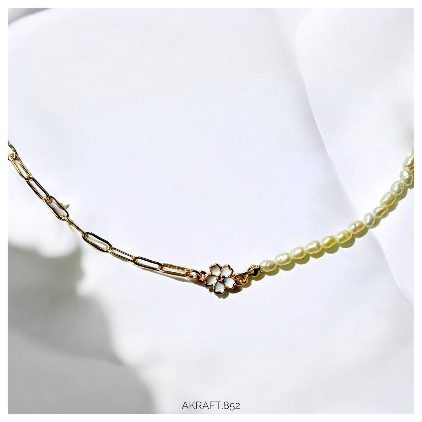 Chic Clip Chain Millet Pearl Flower Choker