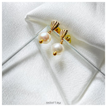 Seashell Pearl Stud Earring